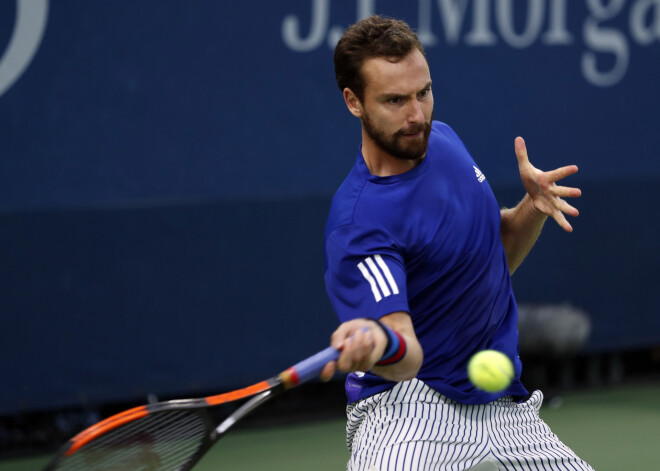 Gulbis ar milzu pūlēm pieveic piektā simta tenisistu un izcīna pirmo uzvaru šosezon