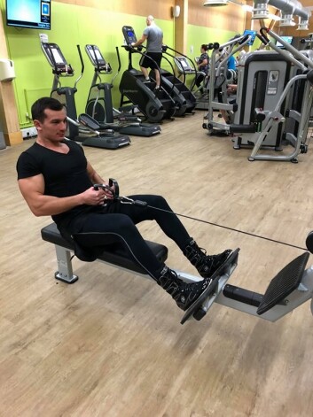 Sporta zālē. Dzintaram ir treneris, kurš uzrauga, lai puisis trenētos regulāri.