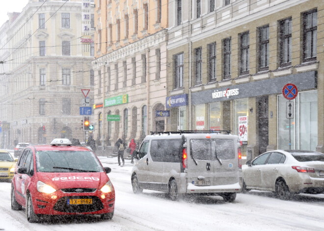 Automašīnas sniegputeņa laikā Marijas ielā.