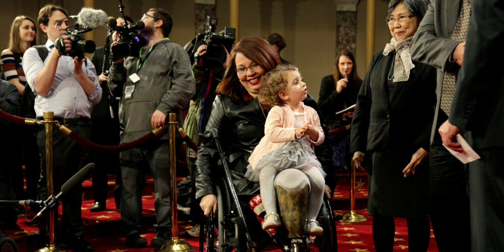 Kara veterāne ratiņkrēslā 50 gadu vecumā kļūs par pirmo ASV senatori, kurai dzims mazulis