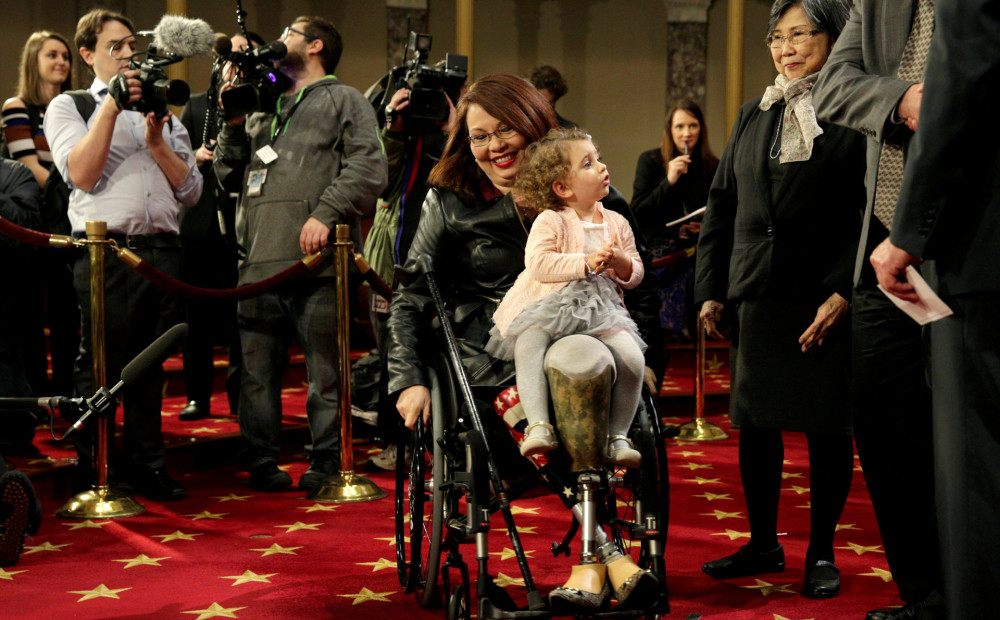 Kara veterāne ratiņkrēslā 50 gadu vecumā kļūs par pirmo ASV senatori, kurai dzims mazulis