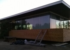 Pāvilostas novada Sakas pagastā pašā jūras krastā tiek būvēta atpūtas māja - "kuģis", būvniecības process fiksēts 2015.gada pavasarī.