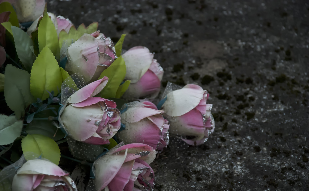 Vai plastmasas puķes iederas kapos? Konsultē dārza stiliste