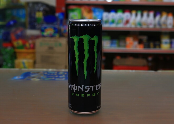 Skandālā iekuļas kompānija "Monster Energy" - tās šefi darbinieces saukuši par kucēm un slampām