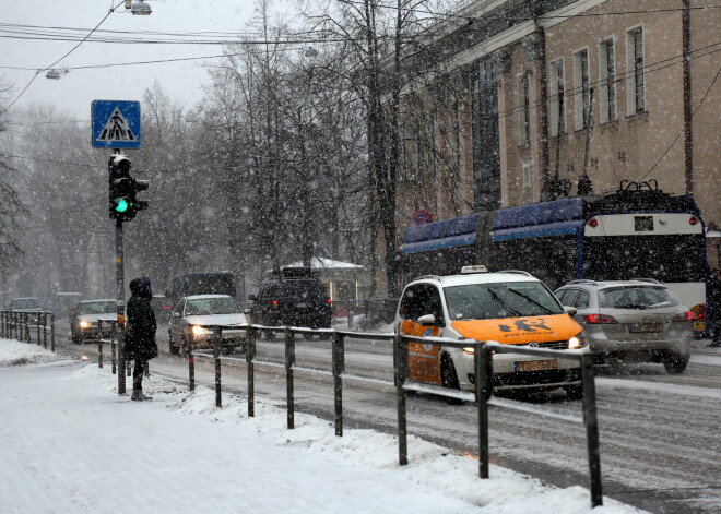 Sniegotā trešdiena Rīgā vien atnesusi 83 avārijas