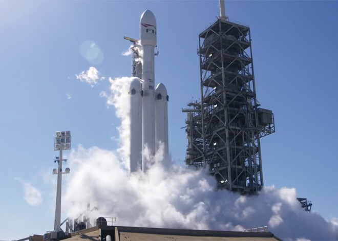 "SpaceX" izmēģinājusi jaunās raķetes "Falcon Heavy" dzinējus