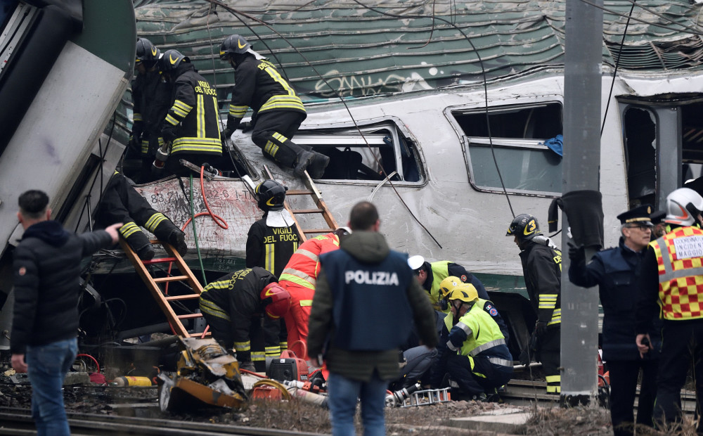 Traģiska katastrofa Itālijā. Milānas piepilsētā no sliedēm noskrien vilciens ar sešiem pasažieru vagoniem