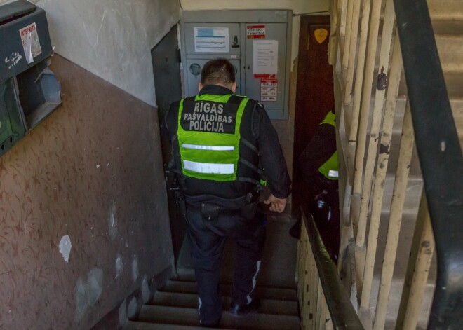 Burgers un frī kartupeļi nespēj glābt kāda pāra attiecības Ķengaragā, iesaistās policija