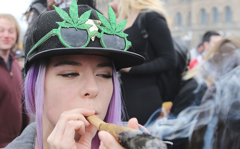 Zālītes popularitātes dēļ Francijā samazinās sodanaudu par marihuānas lietošanu