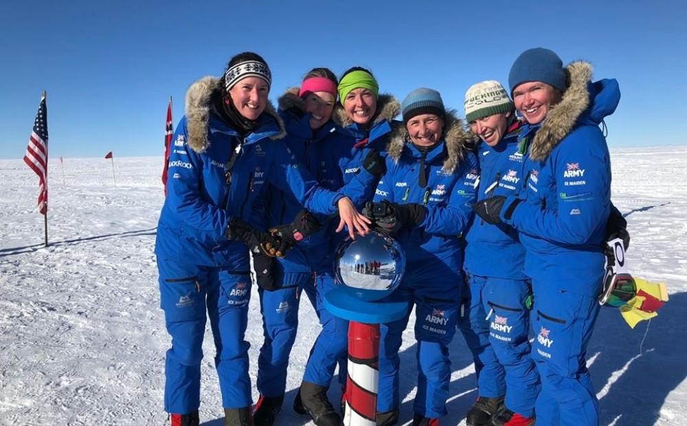 Sešas britu dāmas ar slēpēm šķērso Antarktīdu