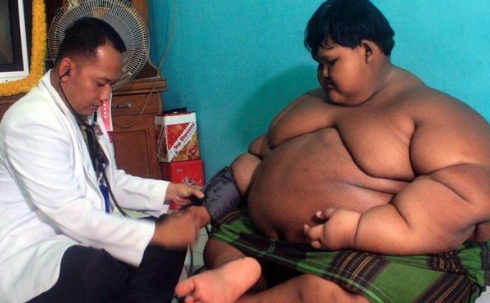 Pasaules resnākais zēns notievē par 76 kilogramiem un beidzot spēj piecelties no gultas