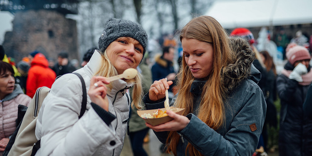 Vairāki tūkstoši gardēžu Siguldas pilsdrupās bauda gardas maltītes