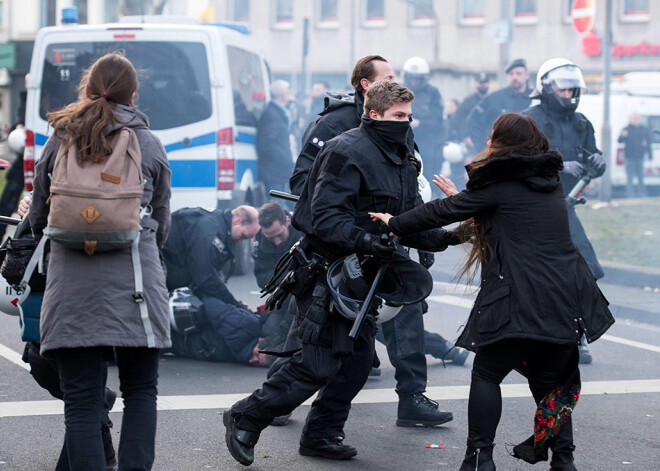 Policija Ķelnē partrauc pret Turciju vērstu kurdu protestu