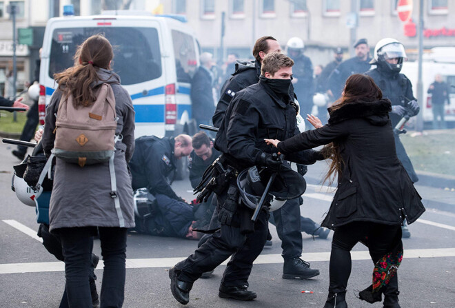 Pēc protesta akcijas izbeigšanas pie Ķelnes dzelzceļa stacijas izcēlušās sadursmes starp demonstrantiem un policiju.