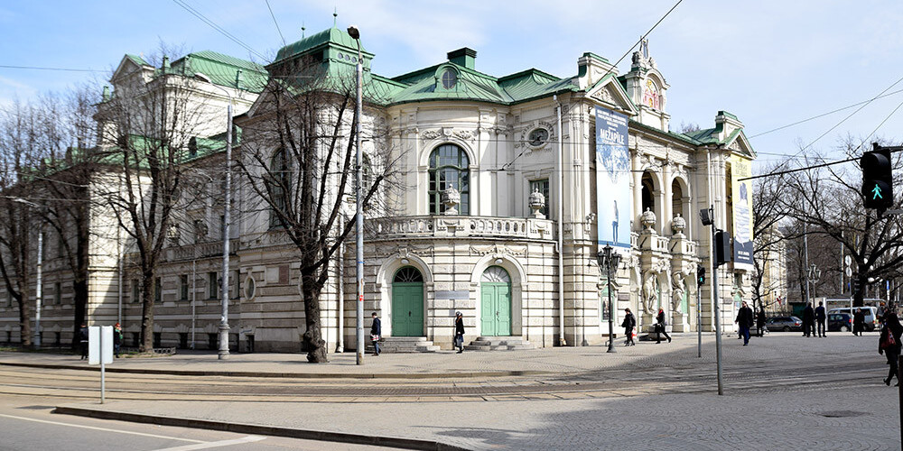 Simtgades aleju ir plānots izveidot teritorijā no teātra ēkas austrumu fasādes līdz Pilsētas kanālam.
