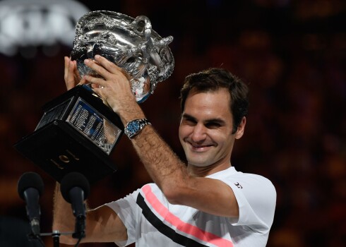 Rodžers Federers ar "Australian Open" uzvarētāja balvu.