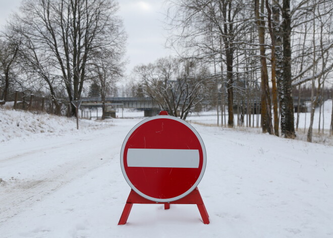 Latvijā ir ļoti slikti braukšanas apstākļi lietus un sniega dēļ