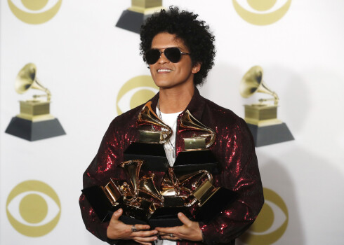 Bruno Marss pārspēj Kendriku Lamāru, triumfējot "Grammy" ceremonijā