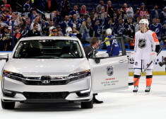 Visu zvaigžņu spēles vērtīgākā hokejista balvu saņēma Vankūveras "Canucks" uzbrucējs Broks Besers, par to saņemot 90 000 dolāru (72 000 eiro) un jaunu automašīnu.