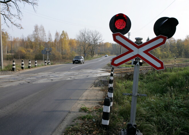 Tukuma novadā automašīna sadūrusies ar pasažieru vilcienu; ir bojāgājusī