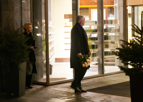 Ekspremjers Andris Šķēle, kas 16. janvārī sasniedza 60 gadu vecumu, uz Šlesera jubileju ieradās kopā ar sievu juristi Kristiānu Lībani-Šķēli.