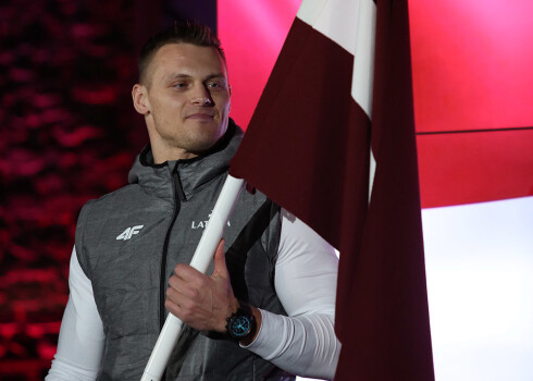 Bobsleja stūmējs Daumants Dreiškens ar saņemto Latvijas karogu, kuru nesīs gaidāmo Phjončhanas olimpisko spēļu atklāšanas ceremonijā.