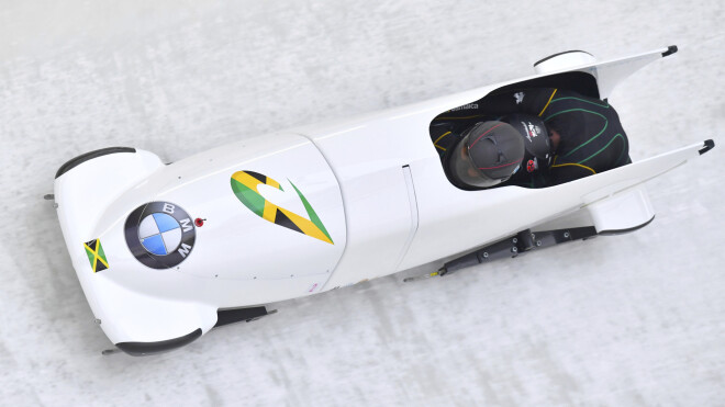 Jamaikas sieviešu bobsleja izlase trasē.