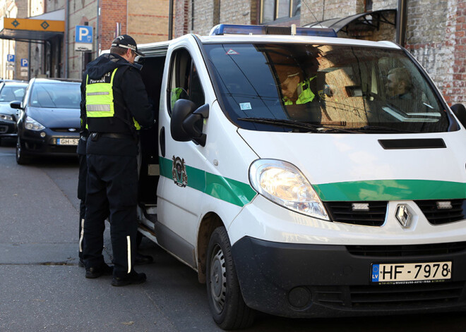 Pēc zēna noģībšanas skolā viņa mājās ierodas policija - puika ilgstoši nebija ēdis