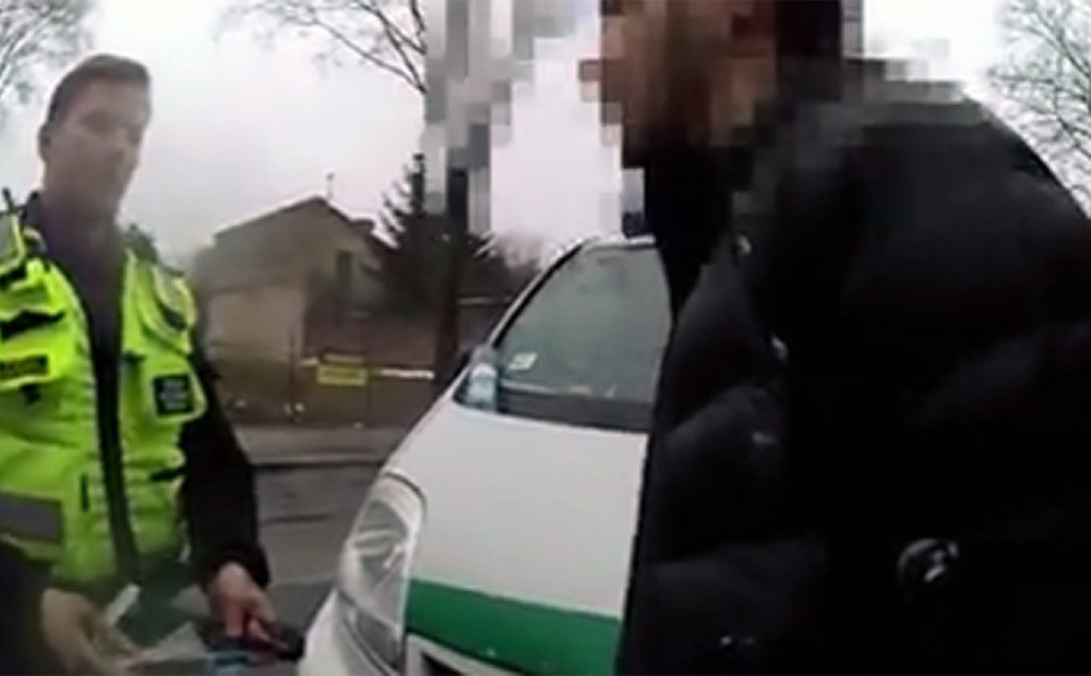 Policisti Rīgā spiesti dzīties pakaļ autovadītājam bez tiesībām