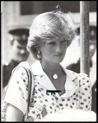 Pēc pirmā dēla nākšanas pasaulē princese Diāna no vīra dāvanā saņēma zelta kuloniņu, uz kuru prinča Čārlza rokrakstā bija iegravēts vārds „Viljams”.