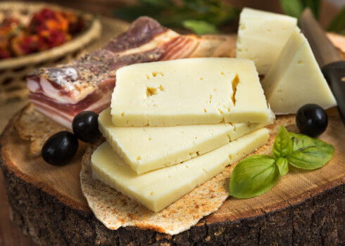 Lai zinātu, kas īsti ir iekšā tajā siera gabaliņā, pēc kura pastiepjas roka veikalā, noteikti jāizlasa uzraksti uz iesaiņojuma - vai šis siers vispār ir ražots Itālijā.