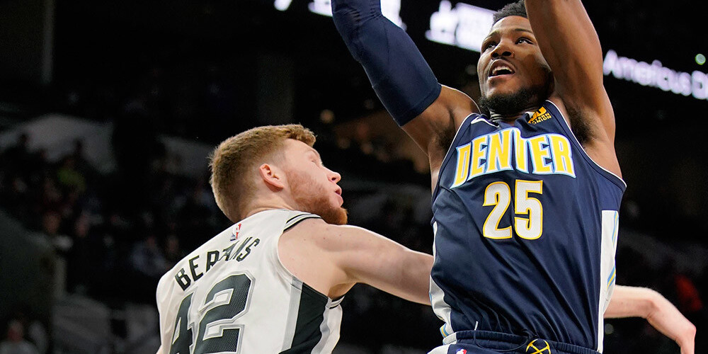 Dāvis Bertāns aizsardzībā pret Maliku Bīsliju.