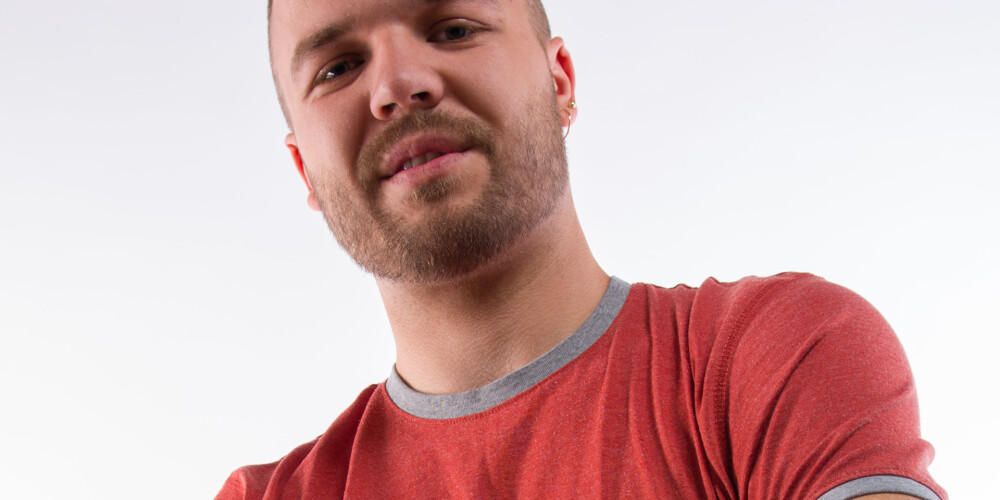 Valters Frīdenbergs (dzimis 1987. gada 26. oktobrī Rīgā) bija latviešu mūziķis. Mūziķa karjeru uzsāka grupā Dzeguzīte kopā ar pārējiem grupas Putnu Balle dalībniekiem. Grupas Putnu balle sastāvā izdevis divus studijas albumus: Sapņu pārdevējs un Mr.Andersen nemelo. V. Frīdenbergs kopā ar Kārli Būmeisteru pārstāvēja Latviju 2005. gada Eirovīzijā ar dziesmu The War Is Not Over. 2010. gada vasarā viņš bija viens no X Latvijas skolu jaunatnes dziesmu un deju svētku pārraižu vadītājiem. 2011. gada rudenī kļuva par grupas Tumsa vokālistu, aizvietojot 2011. gadā mirušo Mārtiņu Freimani. No 2012 - 2017.gadam vadījis LTV raidījumu Gudrs, vēl gudrāks, kopā ar Kasparu Ozoliņu.