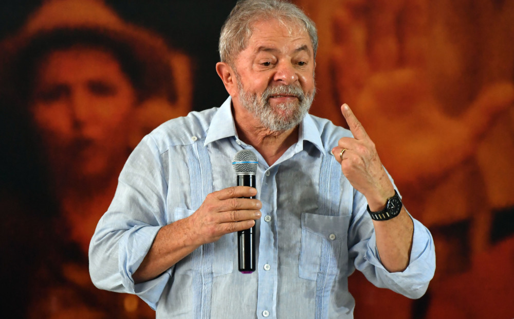 Par korupciju notiesātais Brazīlijas eksprezidents Lula da Silva ir populārākais valsts politiķis