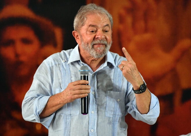 Par korupciju notiesātais Brazīlijas eksprezidents Lula da Silva ir populārākais valsts politiķis