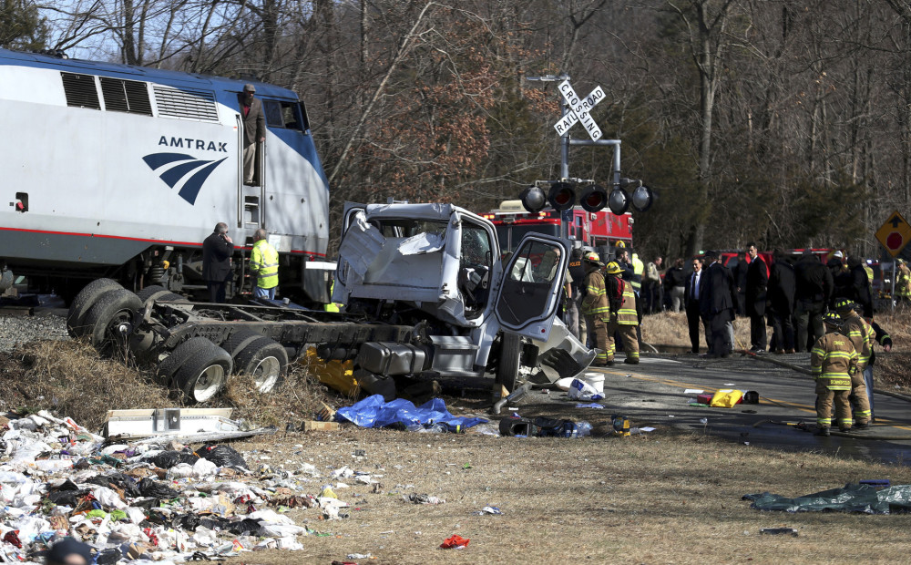 Vilciens ar ASV Republikāņu politiķiem saduras ar atkritumu vedēju; viens cilvēks gājis bojā