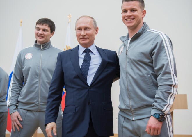 Putins norādīja, ka sports pēdējā laikā ir sajaukts ar politiku, un atvainojās sportistiem, ka nav spējis viņus no tā pasargāt.