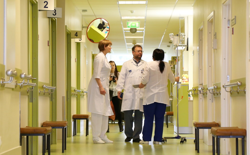 Daudzu cilvēku darbu varot automatizēt - Austrumu slimnīcas jaunais šefs atklāj, kā taupīs naudu