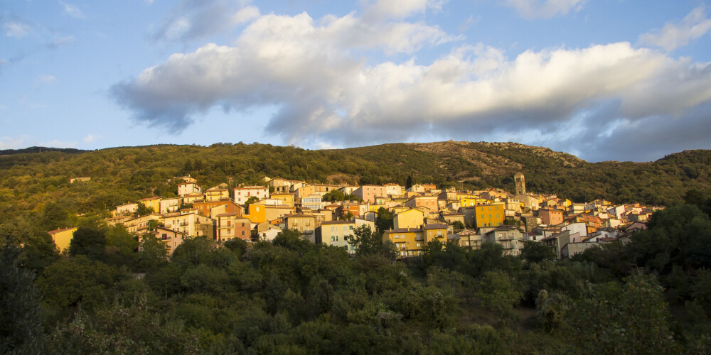 Pasakaini skaistā ciematā Sardīnijā piedāvā iegādāties īpašumus par vienu eiro