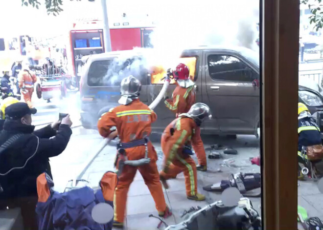 Liesmu pārņemts busiņš Šanhajā ietriecas gājēju pūlī