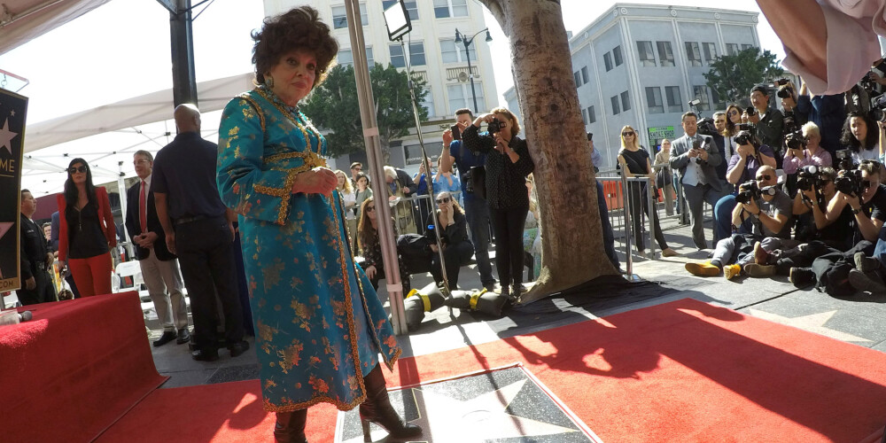 90 gadu vecumā Džina Lolobridžida beidzot tiek pagodināta Holivudas Slavas alejā