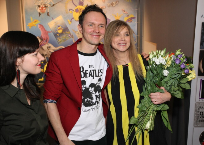 Jestra ballīte! Populāri vecāki ar bērniem novērtē Renāra Kaupera un Indras Sproģes grāmatu