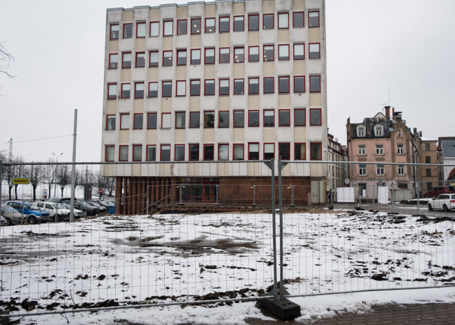 Vecrīgā, iepretim 13. janvāra ielas tramvaju pieturai un līdzās Alberta laukumam, nozāģētas liepas, atbrīvojot laukumu jaunas viesnīcas būvei. Vecpilsēta kļuvusi par vēl vienu zaļo skvēru nabagāka.