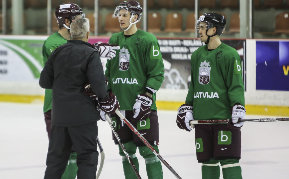 Latvijas hokejisti mačam pret Kanādu trenējas teju optimālā sastāvā