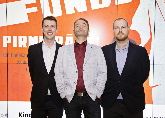 FOTO: komēdijas "Kriminālās ekselences fonds" komanda jautrā atmosfērā nosvin pirmizrādi