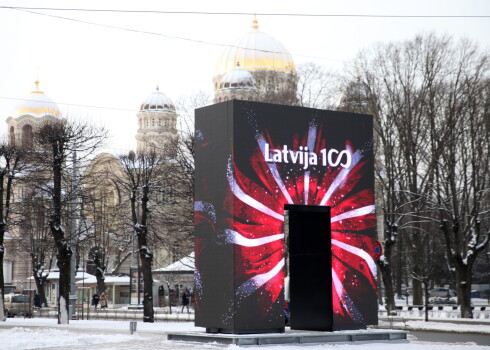 Rīdzinieki izbrīnīti par simtgades „Goda vārtu” lielajām izmaksām un to uzstādītāju mēģinājumu tos izmantot kā reklāmas stendu.