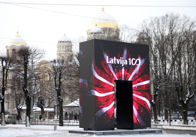 Rīdzinieki izbrīnīti par simtgades „Goda vārtu” lielajām izmaksām un to uzstādītāju mēģinājumu tos izmantot kā reklāmas stendu.