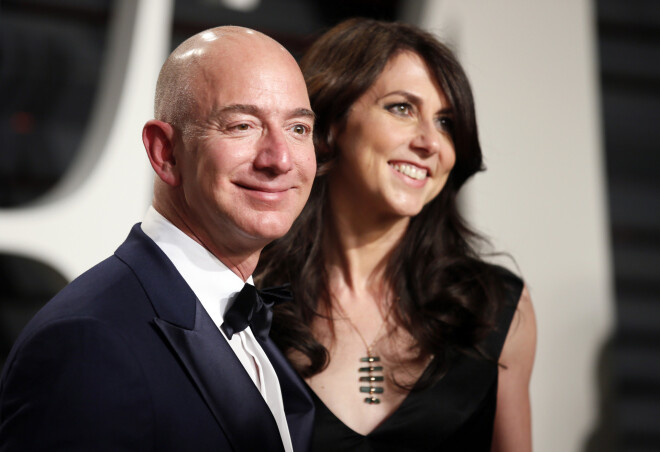 Основатель Amazon Джефф Безос с супругой Маккензи Безос на вечеринке после вручения премий "Оскар"
