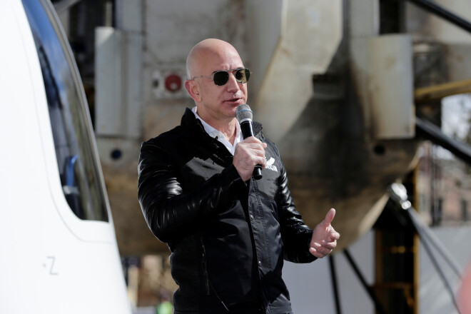 Ему принадлежит компания Blue Origin, которая занимается разработкой космического корабля