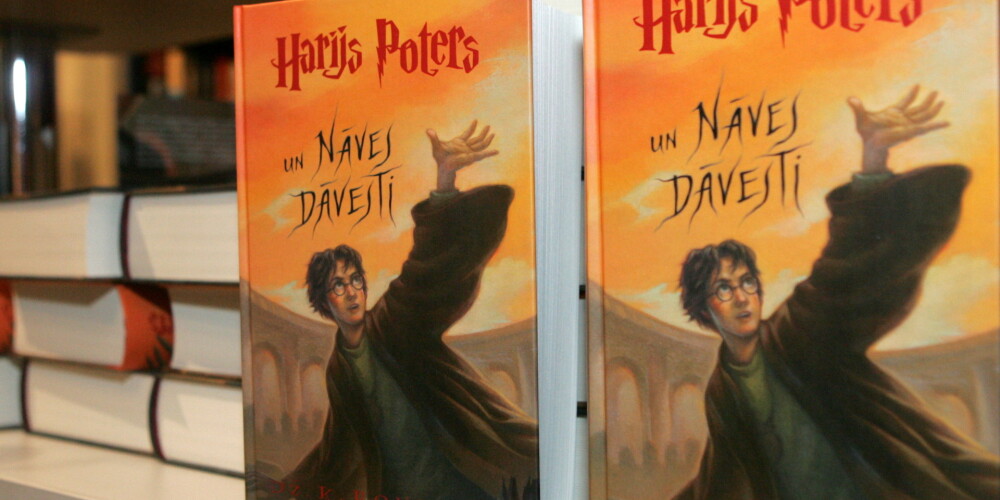 Neviena latviski tulkotā Harija Potera grāmata nedrīkstētu atrasties veikalu plauktos; tās tirgošana Latvijā ir nelicencēta